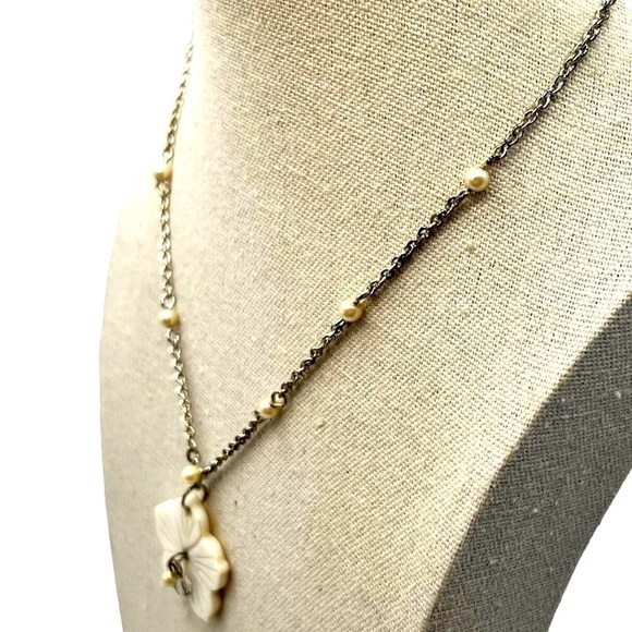Vintage-Inspired Freshwater Pearl & Flower Pendant Necklace - Picture 3 of 5
